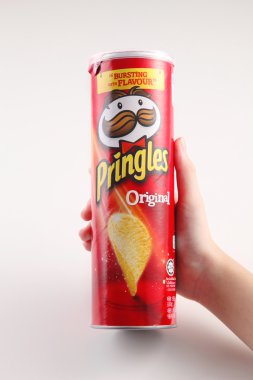 hand holding pringles