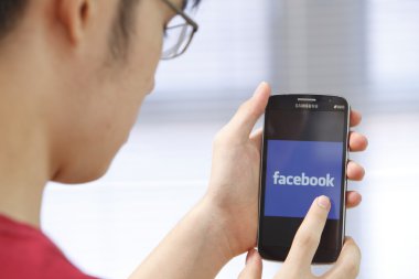 Elinde runnig app ile telefon