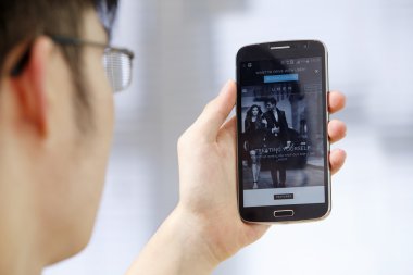 Elinde runnig app ile telefon