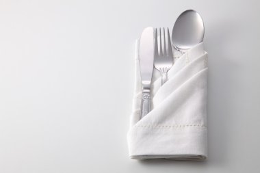 katlanmış peçete ile mutfak eşyaları