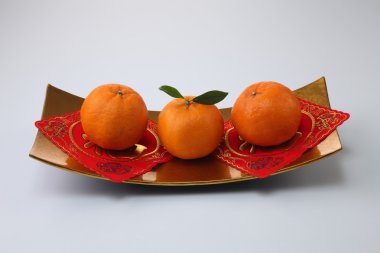 Mandarin portakal plaka üzerinde