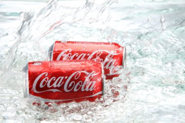 Coca cola cans with water splash