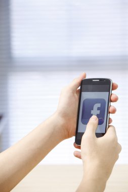 Elinde runnig app ile telefon