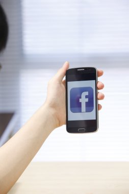 Elinde runnig app ile telefon