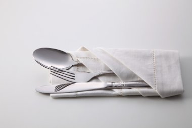 katlanmış peçete ile mutfak eşyaları