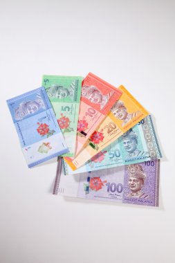 Beyaz üzerine Malezya Ringiti