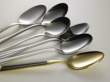 Gümüş kaşık arasında altın kaşık