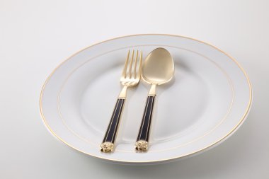 Çatal ve kaşıklı tabak.