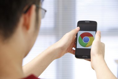 Elinde runnig app ile telefon