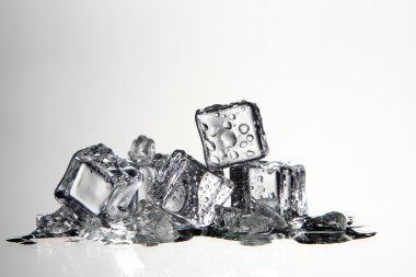 Su damlalı buz küpleri