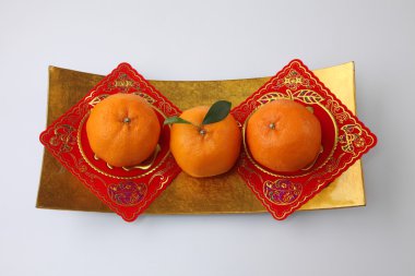 Mandarin portakal plaka üzerinde