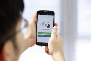 Elinde runnig app ile telefon