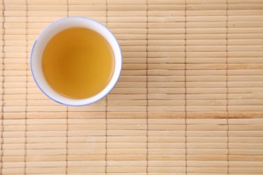 çaydanlık bambu hasır üzerinde