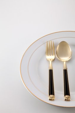 Çatal ve kaşıklı tabak.