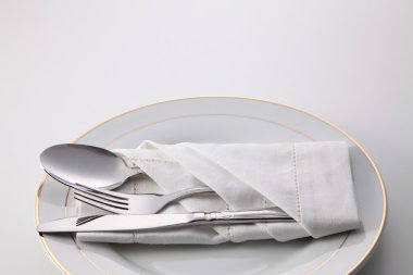 katlanmış peçete ile mutfak eşyaları