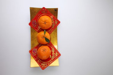 Mandarin portakal plaka üzerinde