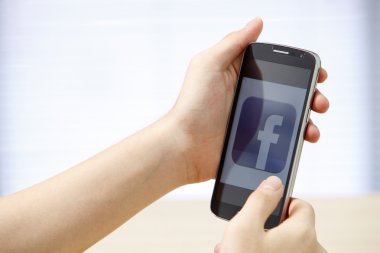 Elinde runnig app ile telefon