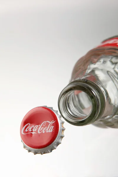 Botella vacía de cola de coca — Foto de Stock