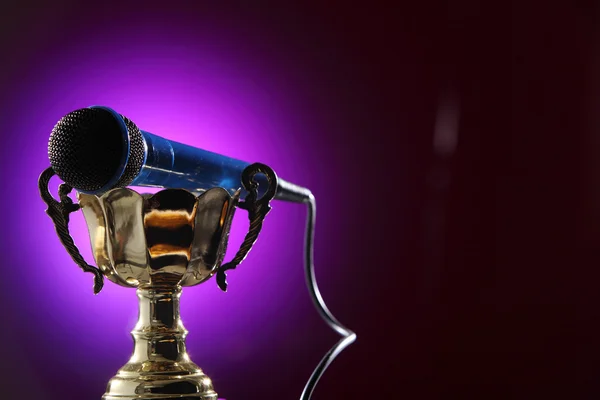 Gouden trofee en microfoon — Stockfoto