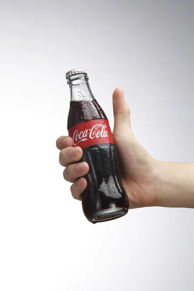 Hand holding coca cola — Stock Photo, Image