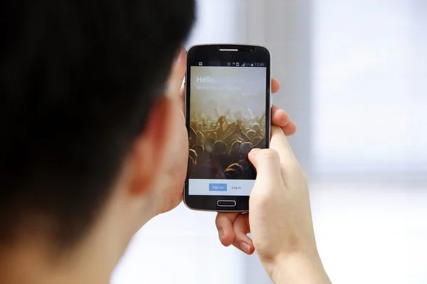 Telefon mit laufender App in der Hand — Stockfoto