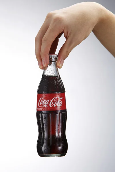 Hand holding coca cola — Stock Photo, Image