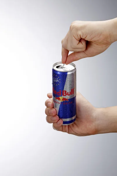 Homme ouverture boîte de redbull — Photo