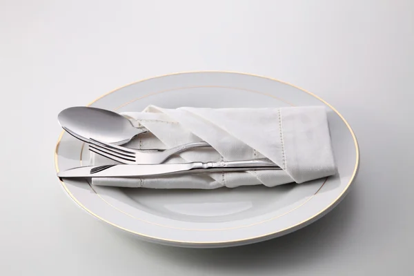 与餐具折叠的餐巾 — 图库照片