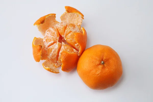 Whole and peeled mandarin oranges — Stock Photo, Image