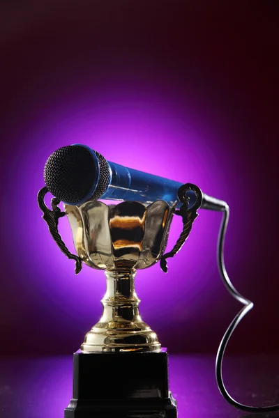 Golden trophy and microphone — Stock Photo, Image