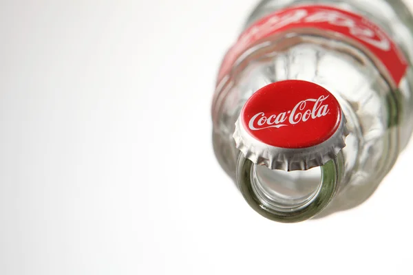 Botella vacía de cola de coca — Foto de Stock