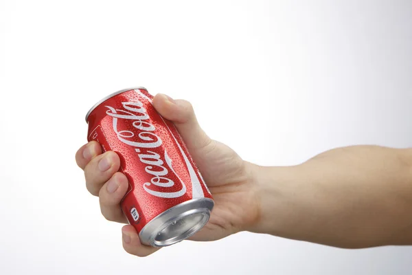 Hand met coca cola — Stockfoto