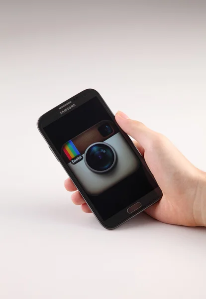 Menselijke hand met telefoon — Stockfoto