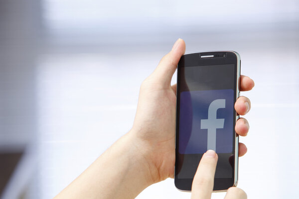 Phone with runnig app in hands