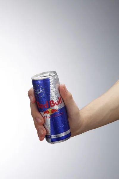 Mano sosteniendo redbull — Foto de Stock