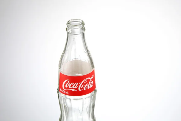 Пустая бутылка кока-колы — стоковое фото