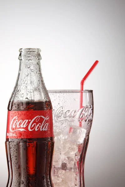 Bottle of Coca cola with glass — Stockfoto