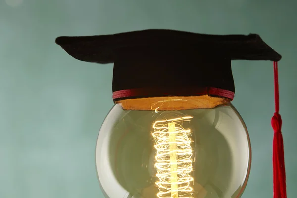 Light bulb with mortar board — Stock Photo, Image