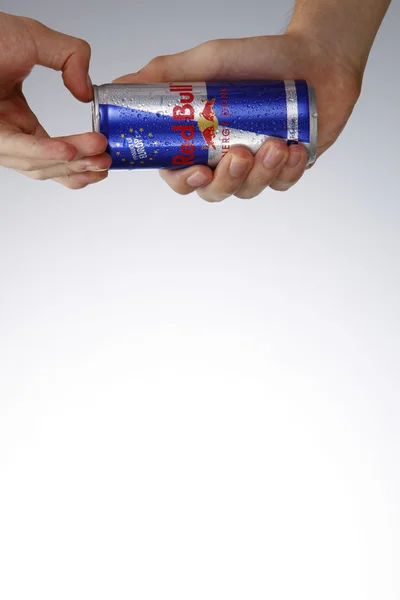 Ember megnyitása is a Red Bull — Stock Fotó