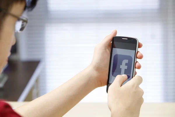 Telefon mit laufender App in der Hand — Stockfoto