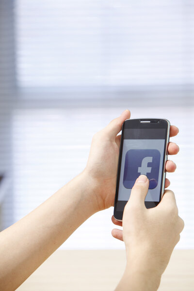 Phone with runnig app in hands