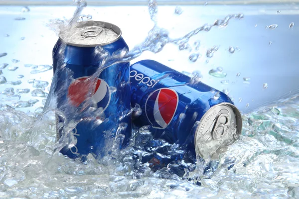 Lattine di Pepsi cola — Foto Stock
