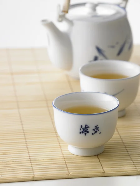 Panela de chá e xícaras — Fotografia de Stock