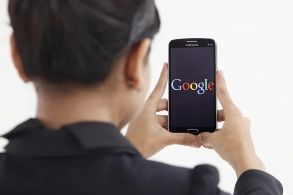 Mujer con teléfono móvil — Foto de Stock