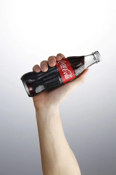Hand holding coca cola — Stock Photo, Image