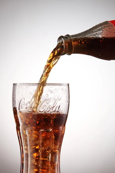 Бутылка кока-колы со стеклом — стоковое фото