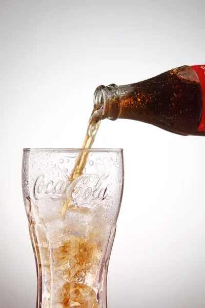 Botella de Coca Cola con vaso — Foto de Stock