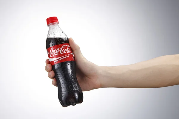 Hand som håller coca cola — Stockfoto