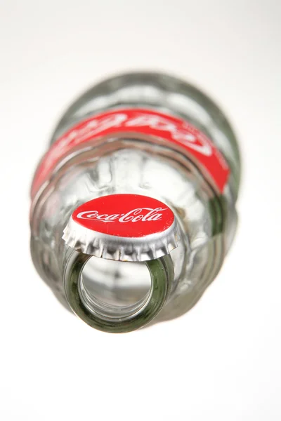 Bottiglia vuota di coca cola — Foto Stock