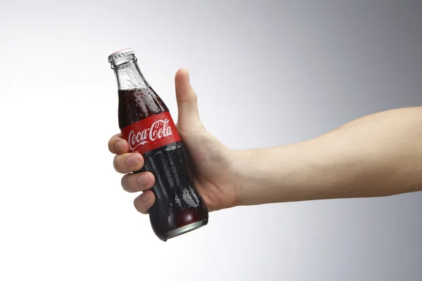 Ręka trzyma coca cola — Zdjęcie stockowe